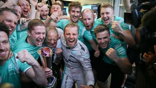 Nico Rosberg festivescha cun ses team da Mercedes
