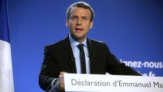 Purtret d'Emmanuel Macron durant in pled. 