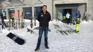 Torsten Knopp davant parcadi da skis.