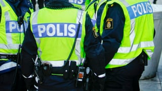 Policists svedais.