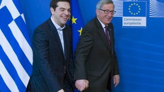 Alexis Tsipras tegna il maun da Jean-Claude Juncker