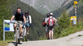 velocipedists e viandants en la Val Sinestra