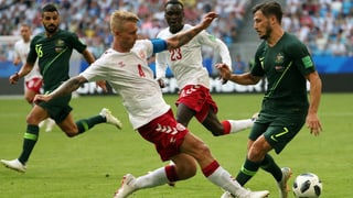 Mathew Leckie da l'Australia e Simon Kjaer dal Denmarc. Mathew Leckie da l'Australia e Simon Kjaer dal Denmarc.