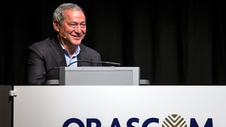 Samih Sawiris stat vid il pult da plidader. 