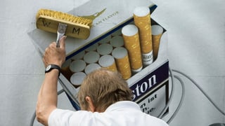 in um ferma in placat cun reclama da cigarettas vid ina paraid