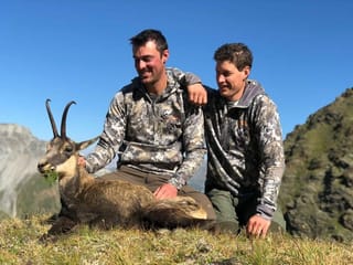 Cedric Grond e Marco Hohenegger cun la chaura-chamutsch che Cedric Grond ha sajettà en la Val Müstair.