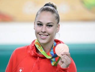 Giulia Steingruber cun la medaglia da bronz