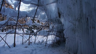 Anc n'è betg l'entir chastè surtratg da glatsch - dad ina vart dad ina stanza radunda ed auta pendan damai chandailas da glatsch da l'autra vart ves'ins anc la construcziun da salesch.