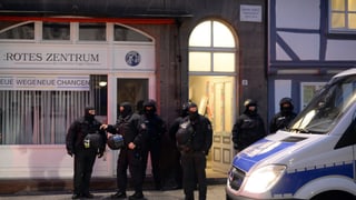 Polizia davant in bajetg.