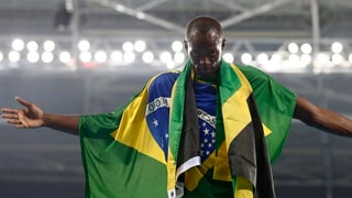 Usain Bolt suenter la victoria da la staffetta sur quatter giadas 100 meters.