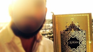 Ina fotografia cun ina fotografia sfalsifitgada che mussa il salafist arrestà che tegna enta maun in coran