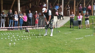Il golfist professiunal David Edwards ha divertì il publicum cun ina show da golf.