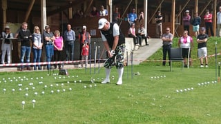 Il golfist professiunal David Edwards ha divertì il publicum cun ina show da golf. Il golfist professiunal David Edwards ha divertì il publicum cun ina show da golf.
