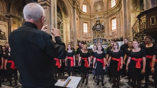Chor da Giuvenils Grischun cun il dirigent Martin Zimmermann en la Chiesa san Lorenzo.