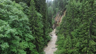 Il Rain a Fontanivas (Mustér) maina era in pau material, pervi da la bova ch'è vegnida giu l'enviern en la Val Strem (Tujetsch) plievgia.