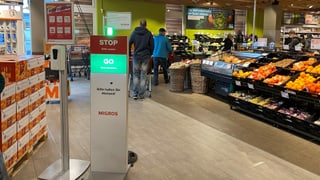 Tavla cun scret si Stop ni Go avant l'entrada. Tavla cun scret si Stop ni Go avant l'entrada.