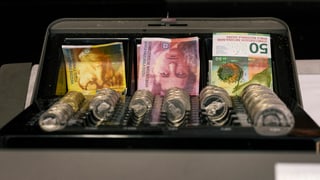 Notas e munaida da francs svizzers.