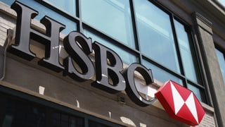 logo HSBC sur l'entrada da la banca