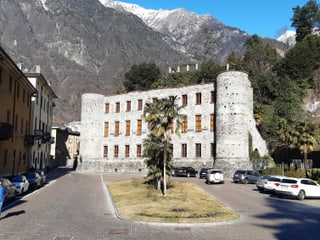 Il chastè da Ritter a Chiavenna è prest diesch giadas uschè vegl sco l'artist sez. El n'è betg possessur, però locatari. La veglia praschun en la tur a dretga serva oz sco magasin da purtrets.
