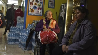 Duas dunnas cun sguard vid, parcadas en sutgas da roda sin in pierten.