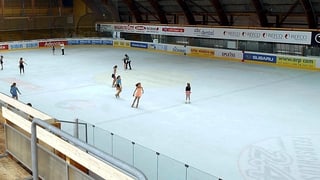 halla da glatsch cun patinaders.