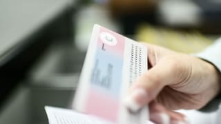 Purtret d'ina carta en il format da carta da credit cun si in C. Purtret d'ina carta en il format da carta da credit cun si in C.