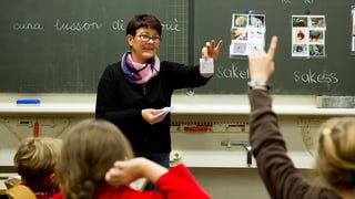 ina magistra durant l'instrucziun da lingua