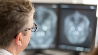 Purtret d'in medi che guarda sin radiografias. 