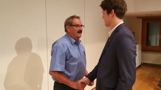 Corsin Häfner gratulescha al president communal reelegi Victor Peer