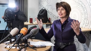 CF Doris Leuthard avant ina maisa cun plirs microfons.