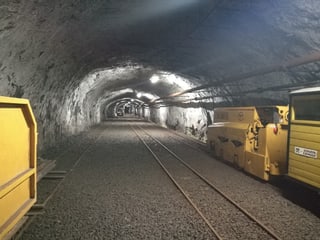In tunel en il Gonzen cun trais binaris in dasper l'auter.