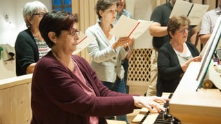 L'organista Evelina Giger vesa ussa era las chantaduras ed ils chantadurs. L'organista Evelina Giger vesa ussa era las chantaduras ed ils chantadurs.