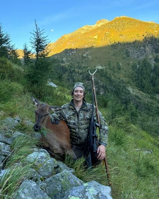 Jäger mit Hirschkuh