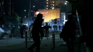 Polizia sin ina via a Pristina.