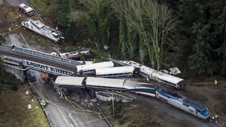 Il tren è ì sur ils binaris ora e crudà sin ina via sperta. 