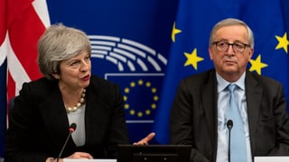 Theresa May e Jean-Claude Juncker.