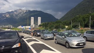 Autos sin l'A13 stattan salda. Davovart las turs dal City West. Autos sin l'A13 stattan salda. Davovart las turs dal City West.
