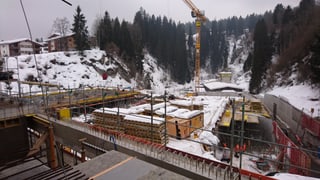 In' egliada sin il plazzal davos la fatschada dal Stenna Center.