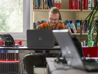 En la centrala da la helpline per agid psicologic dal chantun Grischun.