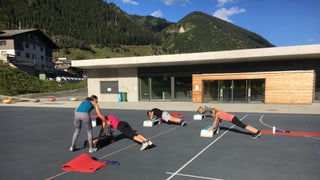 Prisca Gerber-Lutz, la trenadra da fitness, mussa co far ils exercizis Prisca Gerber-Lutz, la trenadra da fitness, mussa co far ils exercizis