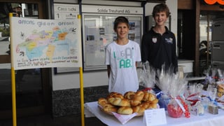 Dus scolars davos il stan cun las chaussas fatgas per vender.