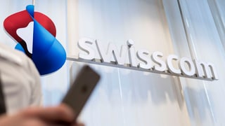 In maun cun in telefonin stattan davant ina paraid cun scrit si Swisscom.