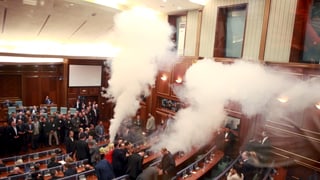 Avant gnanc 10 dis avevi gia dà in sumegliant incident en il parlament cosovar.