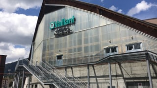 Il maletg mussa la fatschada dal stadion a Tavau.