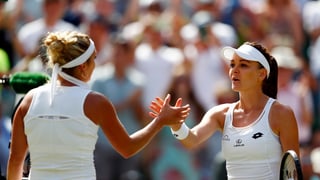 Purtret da Bacsinszky e Radwanska che dattan maaun ina a l'autra. 
