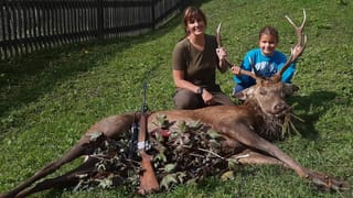 Annatina Werro da Susch cun in tschierv da 128 kilos e sia figliola Lorena.