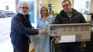 Christof Kübler, curatur exposiziun Tusaun; Corina Salzgeber, suprastanta  dal club;  Erwin Seglias, president