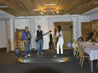 La band «What the funk» è sa preschentada en il hotel Alpina a Breil. 