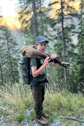 Kind mit Wild auf der Schulter