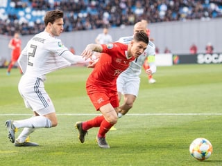 Steven Zuber en il cumbat cun dus giugaders da la Georgia.